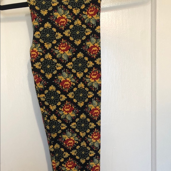 LuLaRoe Outfit - XS Lynnae Top & OS Leggings - Picture 3 of 3